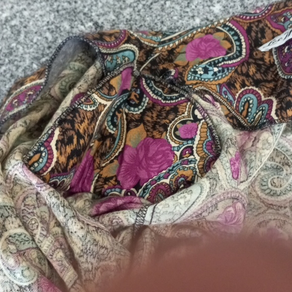 Vintage paisley blouse with shoulder pads - Picture 5 of 7